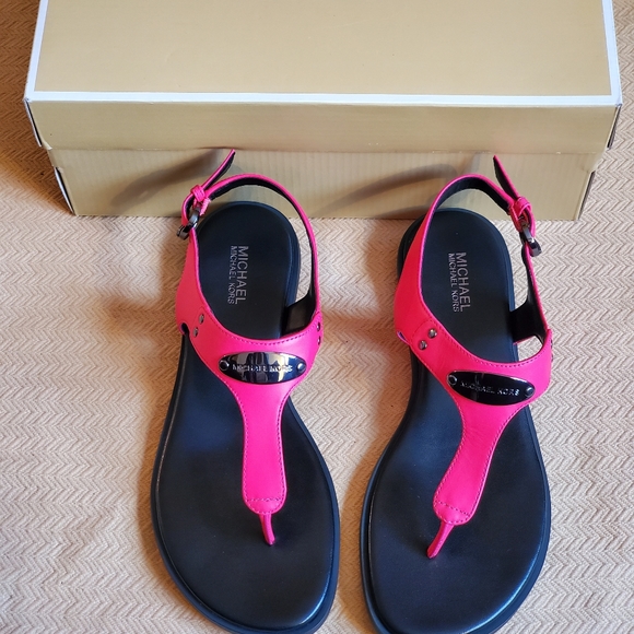 Michael Kors MK Plate Thong Sandals - Picture 2 of 7